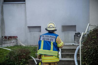 Esslingen-St Bernhardt: Kellerbrand erfordert umfangreiche Menschenrettung - 10 Verletzte